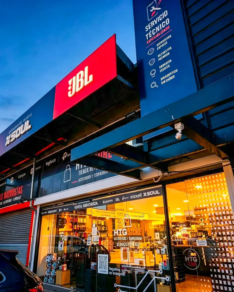 Fachada del local HTG Store en Pilar, con el cartel de servicio técnico